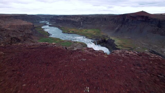 Grande cascade au milieu d'un cayon de roche volcanique