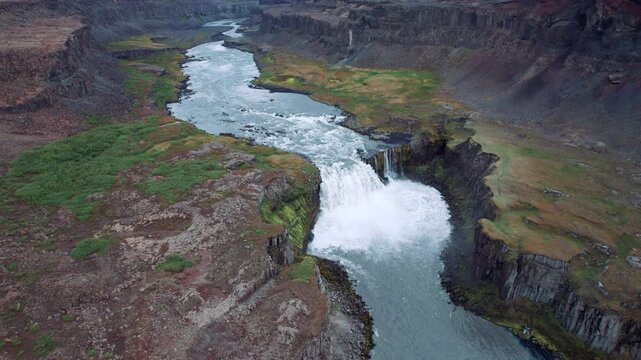 Grande cascade au milieu d'un cayon de roche volcanique