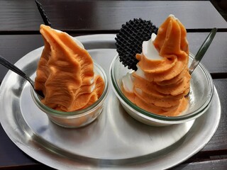 Zwei Windbeutel mit Schlagsahne