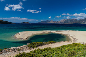 Wakacje i relaks nad morzem w Grecji, piękna linia wybrzeża, egzotyczny krajobraz, niebieskie niebo, klimat śródziemnomorski, wyspa Eubea, Grecja  © anettastar
