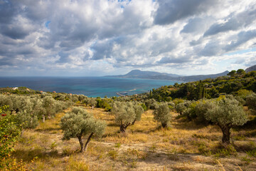 Wakacje i relaks nad morzem w Grecji, piękna linia wybrzeża, egzotyczny krajobraz, niebieskie niebo, klimat śródziemnomorski, wyspa Eubea, Grecja  © anettastar