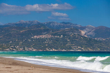 Wakacje i relaks nad morzem w Grecji, piękna linia wybrzeża, egzotyczny krajobraz, niebieskie niebo, klimat śródziemnomorski, wyspa Eubea, Grecja  © anettastar