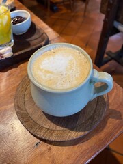 tazon de cafe con leche en cafeteria antigua