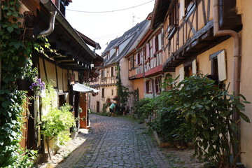 Obraz premium Vieille rue typique, ville de Eguisheim, département du Haut Rhin, France