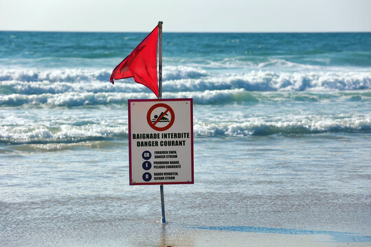 Baignade interdite, danger courant, ba&iuml;ne, dans les plages des Landes 