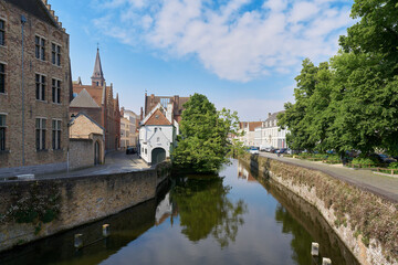 Kanal in der mittelalterlichen Altstadt von Brügge in Belgien
