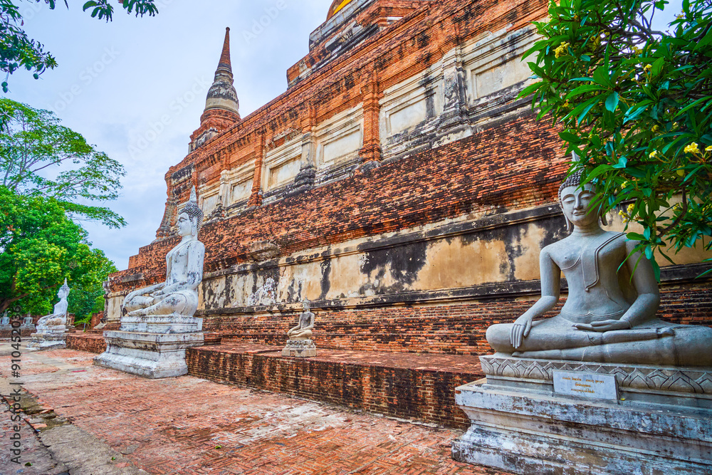 Wall mural Sitting Buddha statues of Wat Yai Chai Mongkhon, Ayutthaya, Thailand