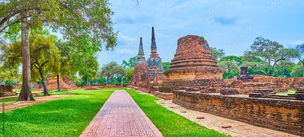 Poster The ancient brick chedis in Wat Phra Si Sanphet site, Ayutthaya, Thailand