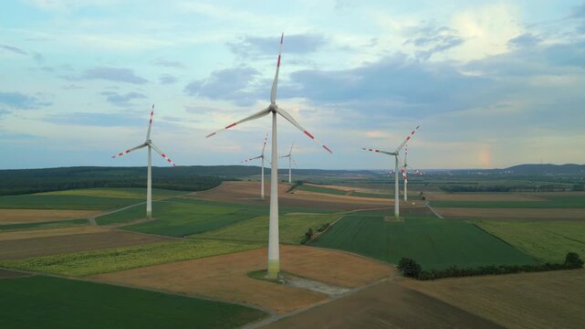 windkraftanlagen auf feldern in &ouml;sterreich am abend