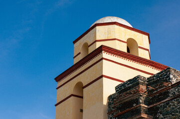 Obraz premium bottomview of a bell tower of a church