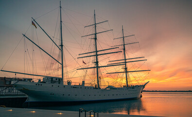 Gorch Fock bei Sonnenaufgang