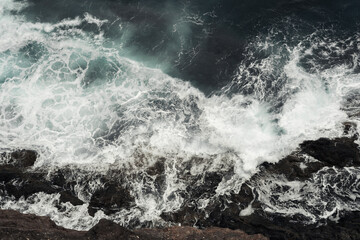 Olas chocando con las rocas, paisaje marítimo con vista desde arriba