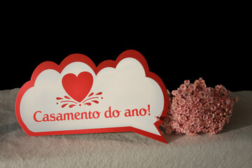 placa de casamento do ano com florizinhas rosas ao lado
