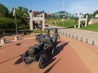 Fototapete Route 66 Monument sculpture of horse and carriage for Route 66, Tulsa, Oklahoma, United States.  © Zenstratus