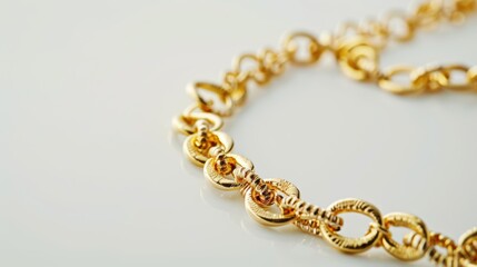 Obraz premium Luxurious and elegant atmosphere created by a gold chain reflecting on a white surface
