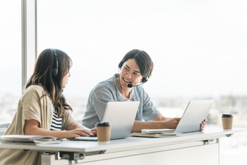 ヘッドセットをつけて通信教育・英会話教室・Web会議・オンライン授業・勉強をする大学生・高校生
