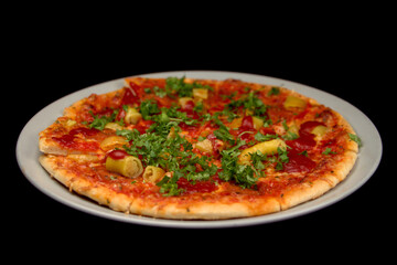 Pizza Salami mit Peperoni und frischer Petersilie