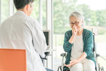 Obraz premium 病院・介護施設で医師と笑顔で話をするシニア女性と問診する男性医師（診療・診察・人間ドック・健康診断） 