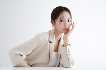 ジャケットを着た若い女性のスタイリッシュなポートレート
