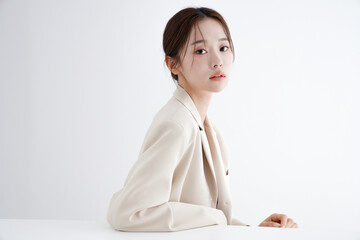 ジャケットを着た若い女性のスタイリッシュなポートレート