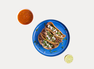 tacos de barbacoa mexicanos con salsa roja fondo blanco 