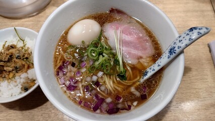 チャーシューと煮卵の乗った醤油ラーメン