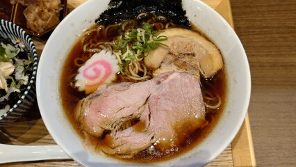 大きなチャーシューの乗った醤油ラーメン