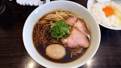 チャーシューとメンマと煮卵の乗った醤油ラーメン