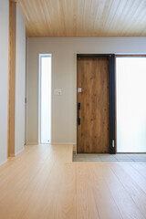 無垢檜フローリング玄関に開き戸の扉