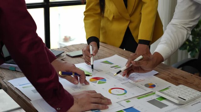 Business team discussing meetings and briefing strategies. business strategies for profitable economists and marketers Make investment and financial plans to prevent risks and losses for the company.