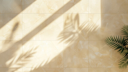 ヤシの葉の影とベージュの大理石の背景、上面図。太陽の光を浴びる天然背景素材