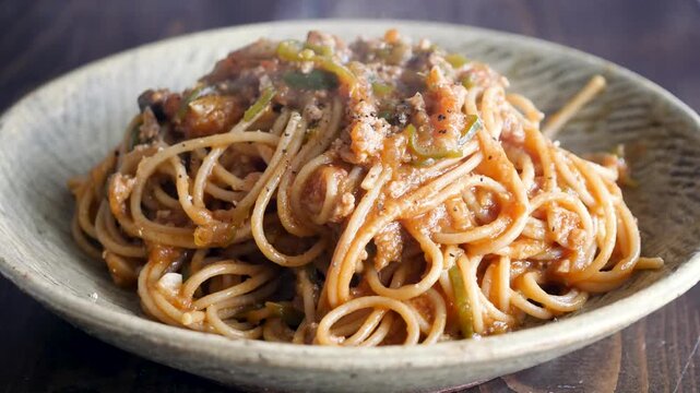 熱々のトマトスパゲッティ。湯気が出てるトマトケチャップ味のパスタ動画。