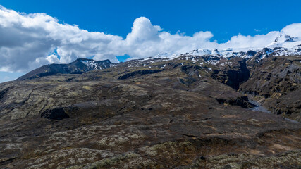 Landschaft mit Bergen und bew&ouml;lktem Himmel auf Island