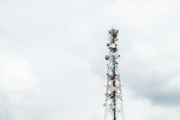 Obraz premium Signal tower or Mobile phone tower with sky. Telecommunication tower with 5G cellular network antenna. Global connection and internet network concept.