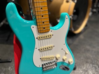 スタジオにあるミントグリーンのエレキギター