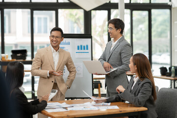 Business group Talk and consult to find solutions to work problems in the company.