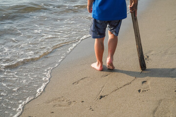 海辺を歩く男の子