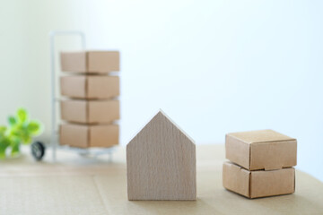 家の模型や段ボールのミニチュアを使った引っ越しの見積もりイメージ