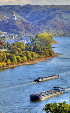 Blick von derAussichtsterrasse von Schloss Stolzenfels im UNESCO-Weltkulturerbe Oberes Mittelrheintal Richtung Marxburg, Koblenz, S&uuml;dwestdeutschland, Deutschland, Europa.