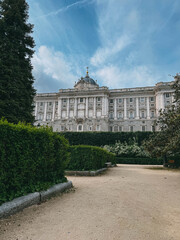Obraz premium A large palce in madrid with a green hedge in front of it in madrid