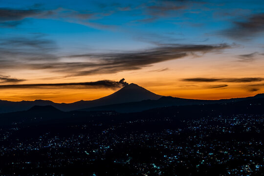 Silueta del Volc&aacute;n Popocat&eacute;petl al amanecer durante el solsticio de invierno 