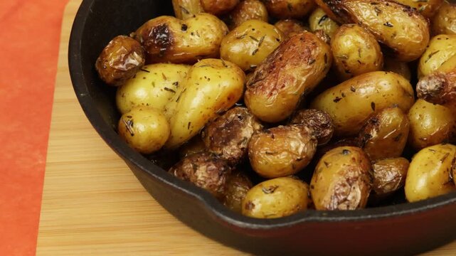 gros plan sur des Pommes de terre grenaille au thym et &agrave; l'ail dans une po&ecirc;le en fonte