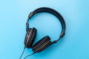 青背景にヘッドホン