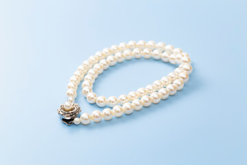 青背景に真珠のネックレス