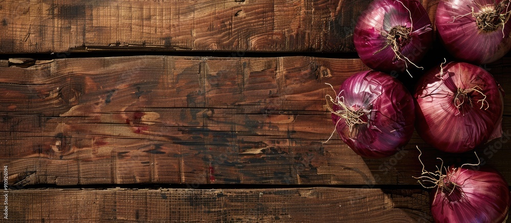 Poster old rustic wood table background with spanish onions creates a picturesque setting for a copy space 