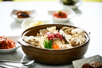 맛있게 만들어진 소불고기 버섯전골.