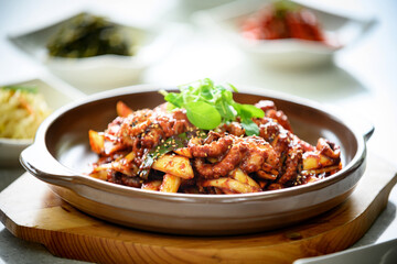 맛있게 만들어진 빨간 낙지 볶음.