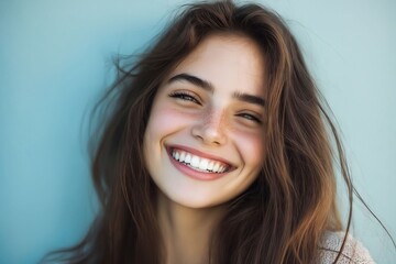 Naklejka premium A woman with long brown hair smiling at the camera