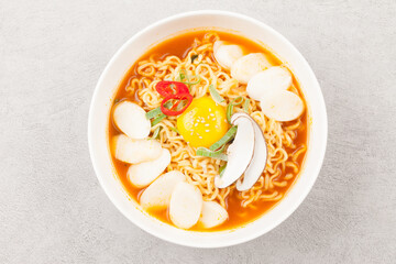  An instant food made by steaming noodles, frying them in oil, and then drying them. Add powdered soup separately.