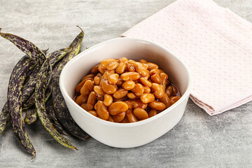 Canned white bean in tomato sauce